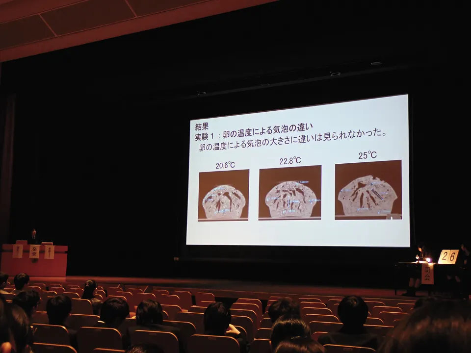 コンテスト会場で研究結果を発表する様子