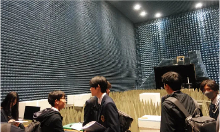 研究施設の実験室を見学する生徒たち
