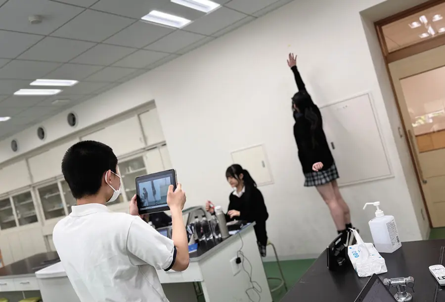 アイサイエンスのゼミでジャンプの実験を撮影する生徒たち