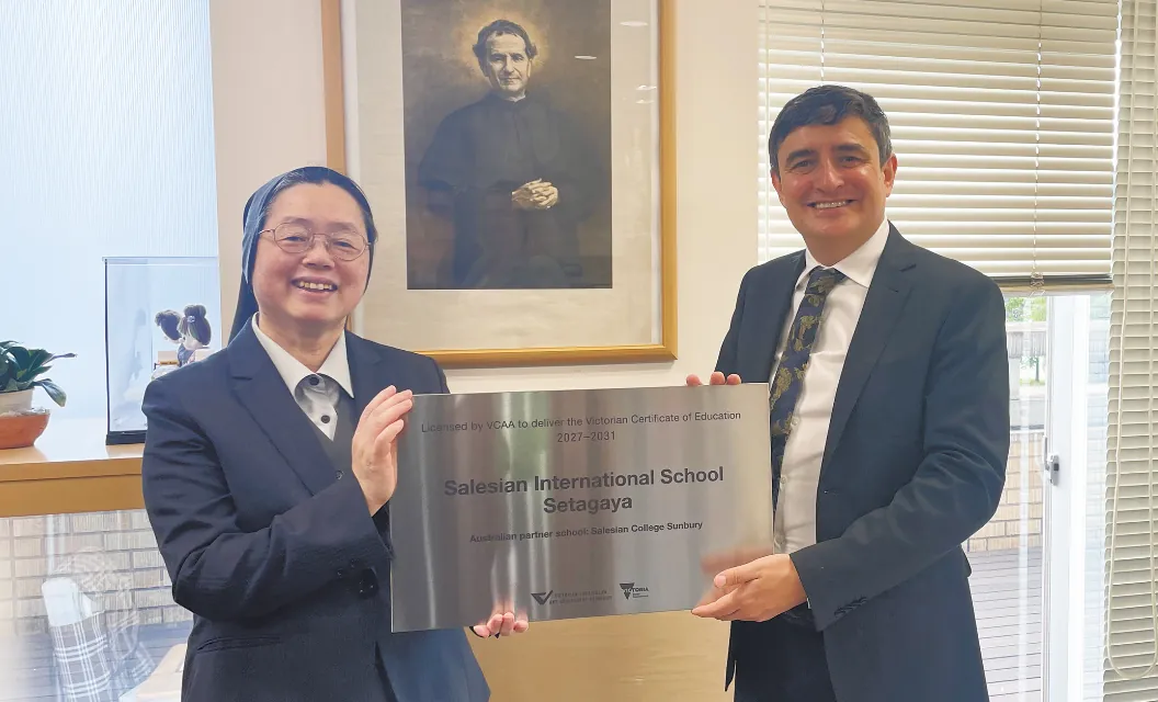 VCE導入の認可を示す楯を受け取る様子